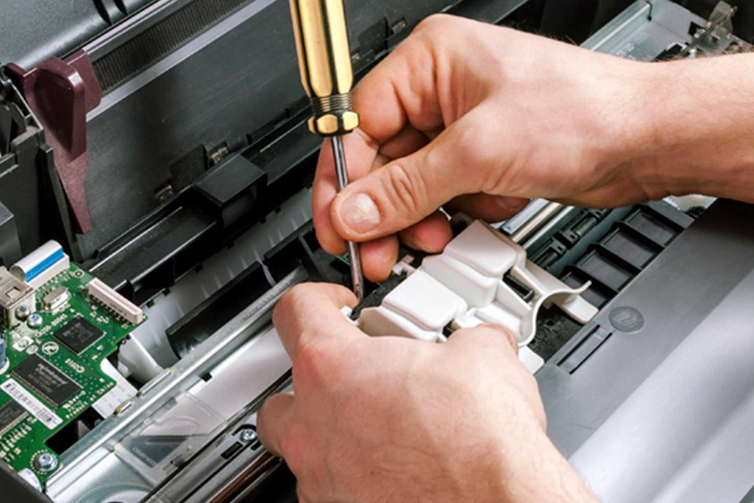 Técnico reparando impresora Ricoh en Argentina